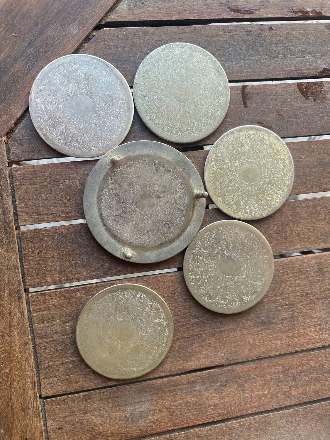 Lot de 5 sous verres en métal gravé