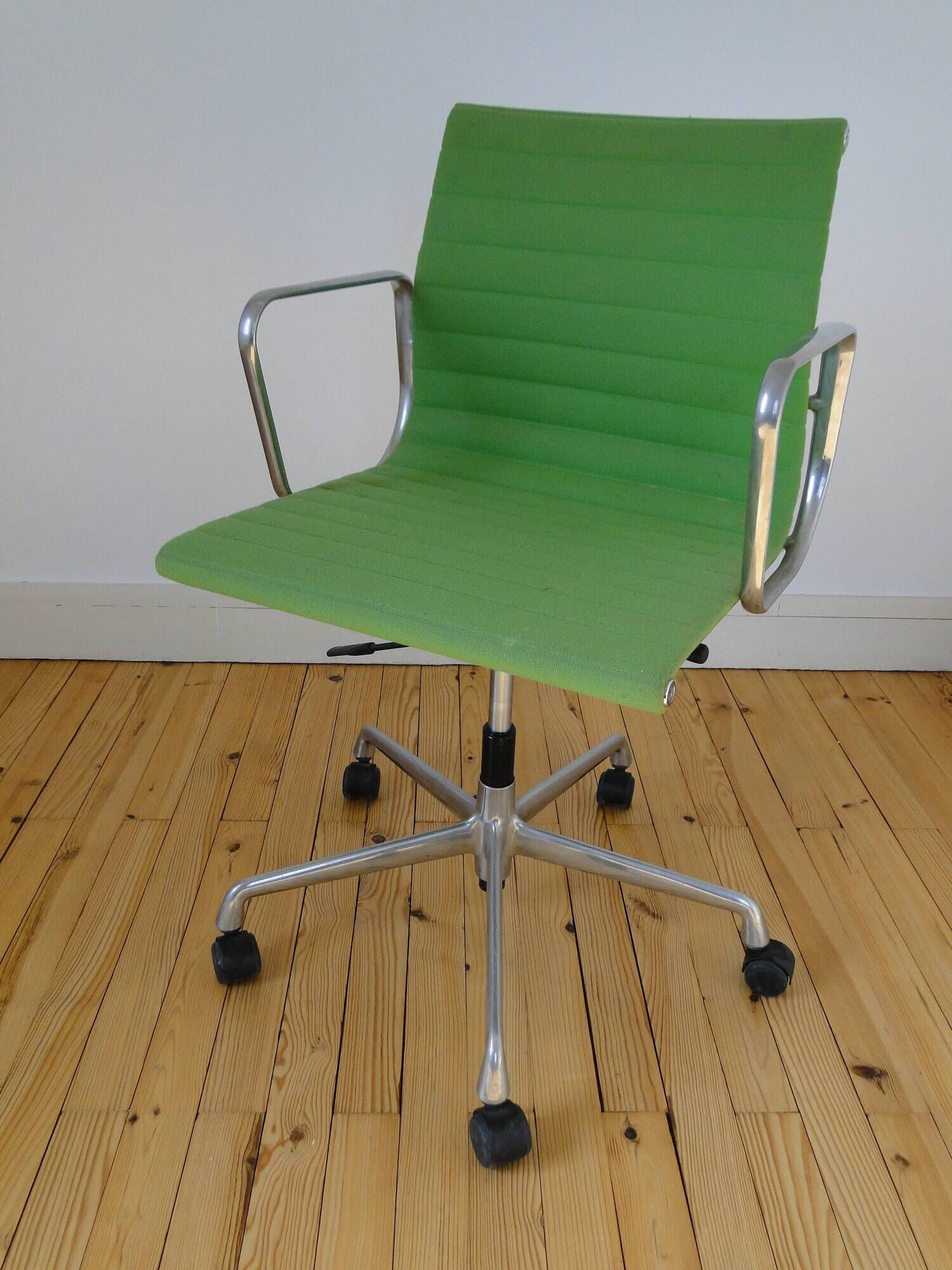 Charles Ray Eames EA 117 Office Chair Armchair in Green and Chrome Vitra