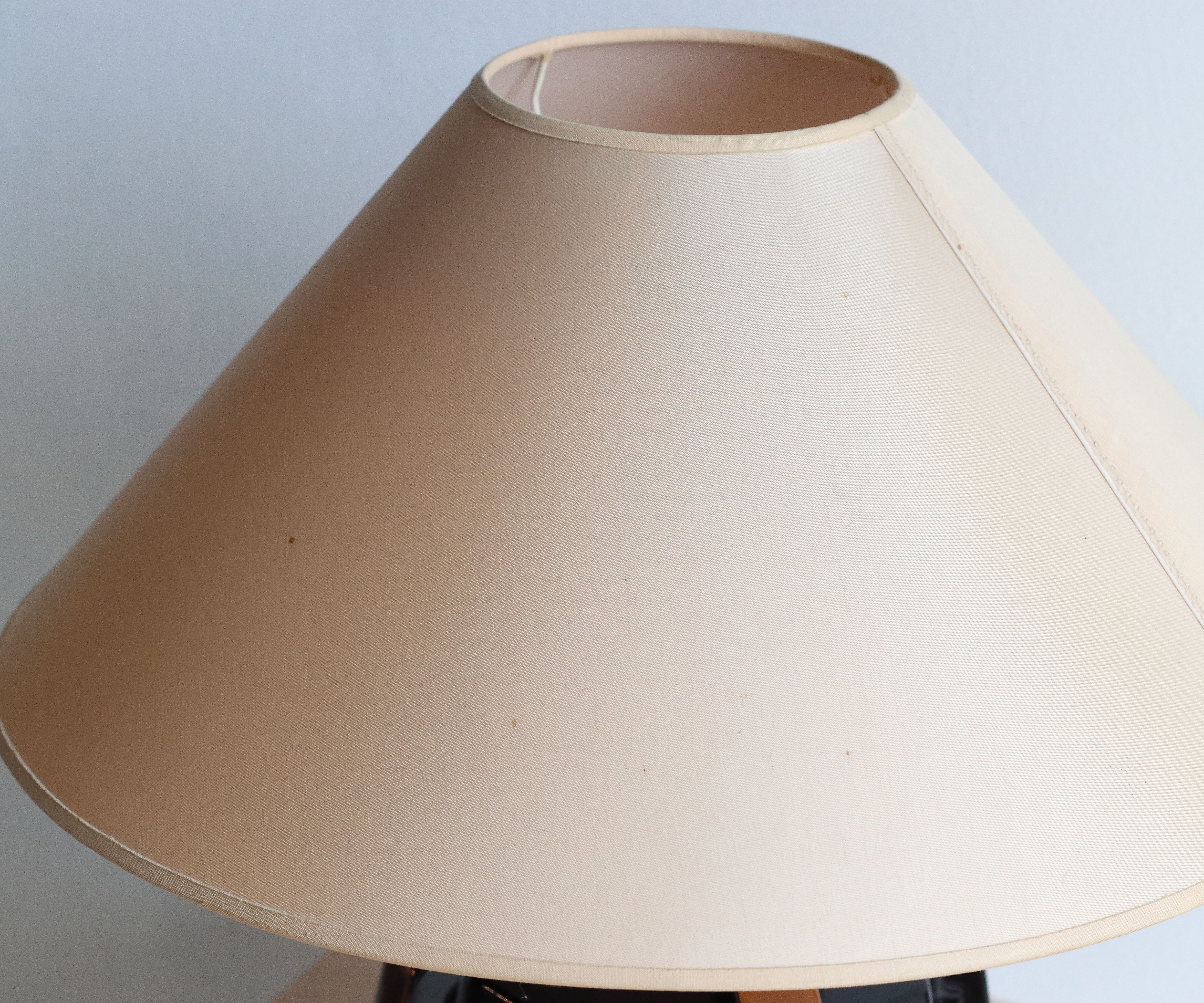 Lampe de bureau art déco en céramique noire et cuivrée signée Saint Clément
