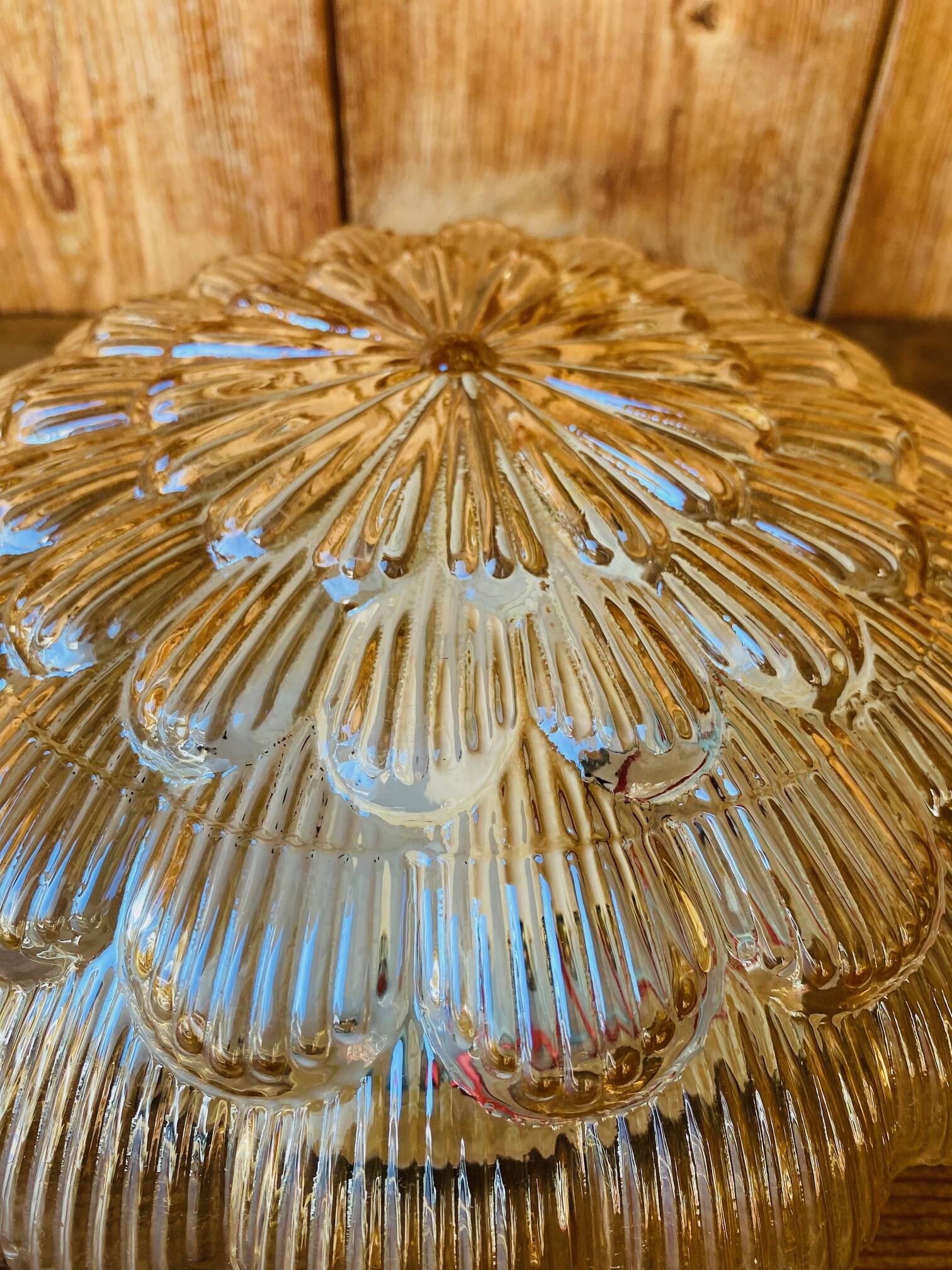 Plafonnier en verre moulé ambré vintage.