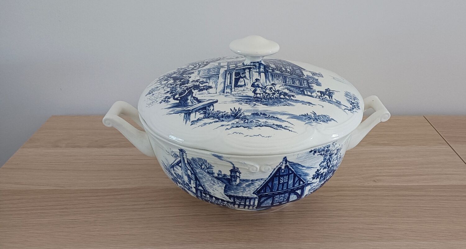 Tiled tureen Gien Wedgwood blue décor