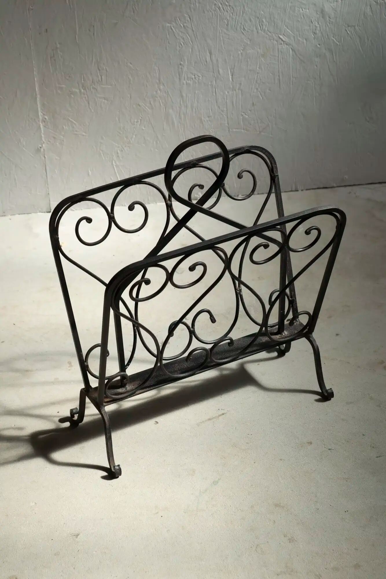 Wrought iron magazine rack "Hermine"