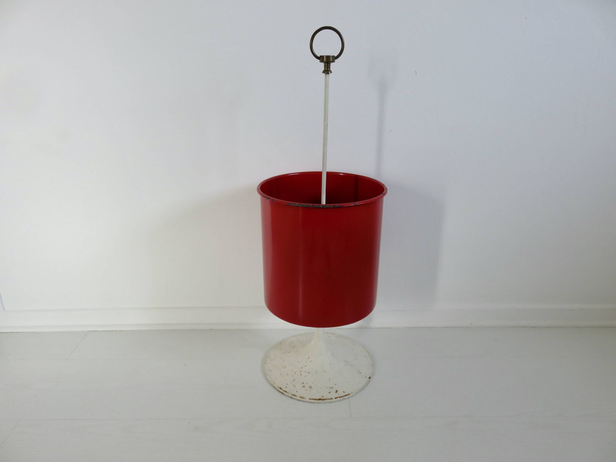 Porte parapluies, pied tulipe, tôle émaillée et laiton, 1950