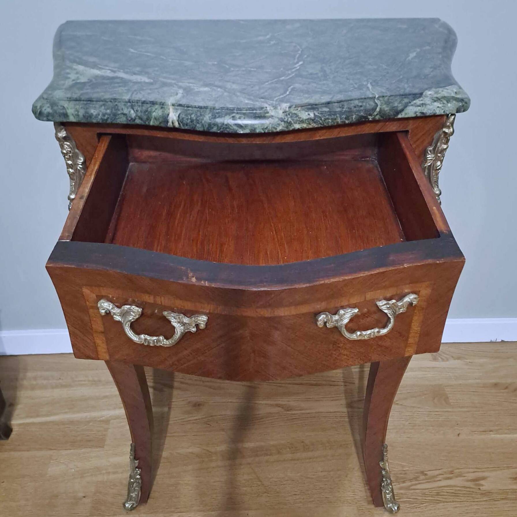 Marquetry chest of drawers