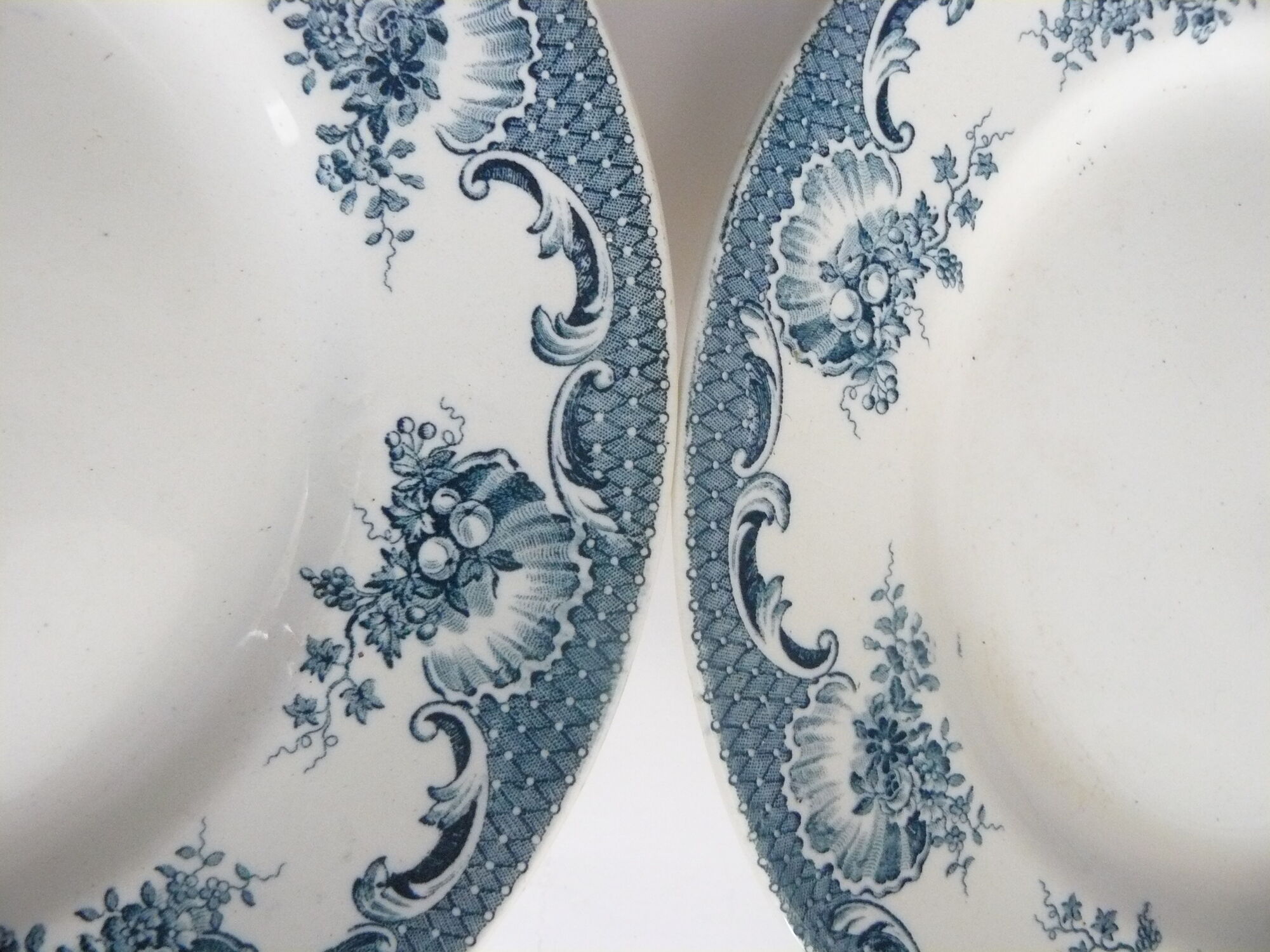 Lot of 4 flat plates Iron earth, model La Vallière of ST Amand