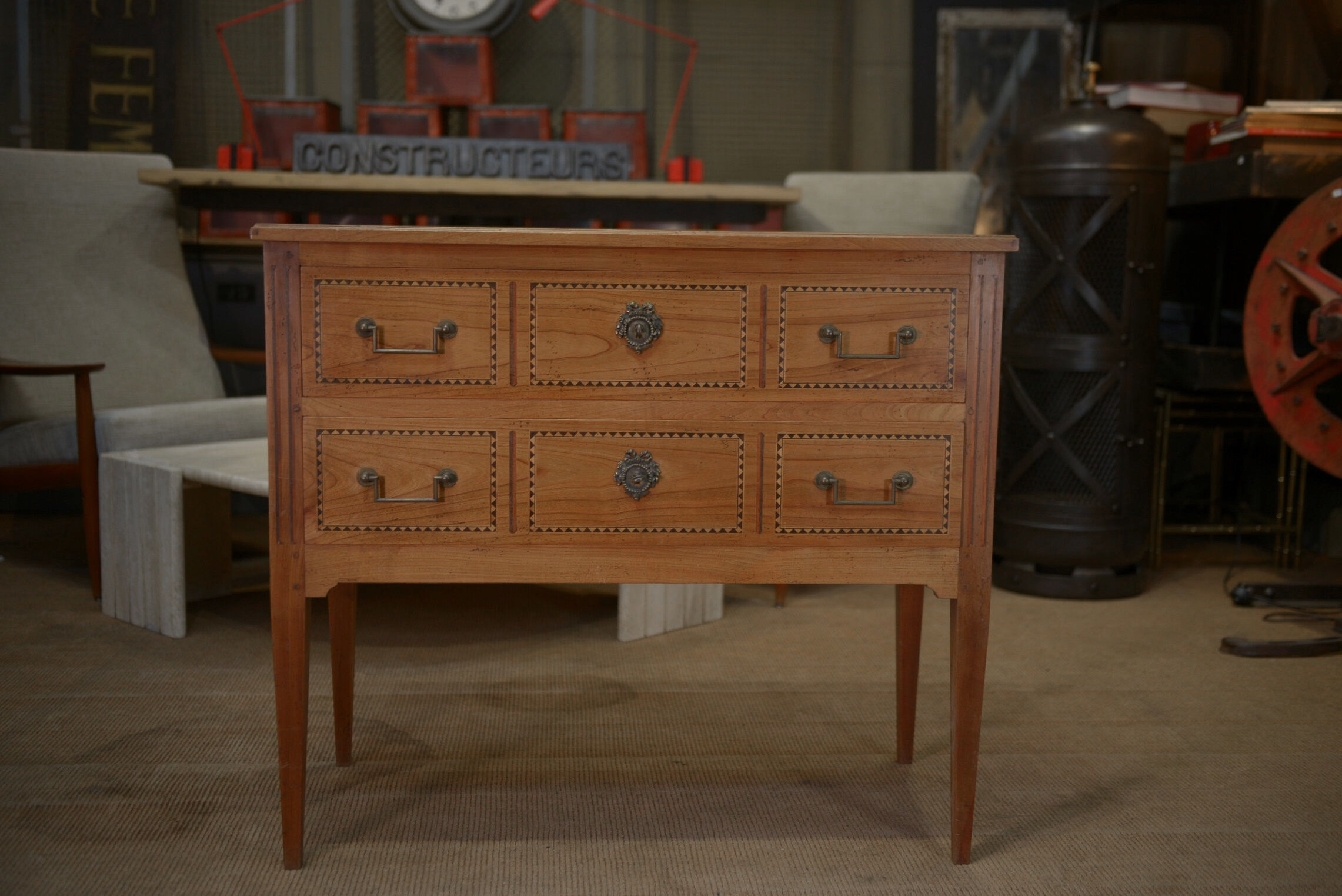 Commode de style Louis XVl en merisier 2 tiroirs estampillée Lechevalier. P.
