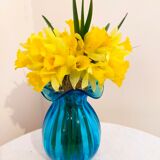 Vase bleu en verre soufflé
