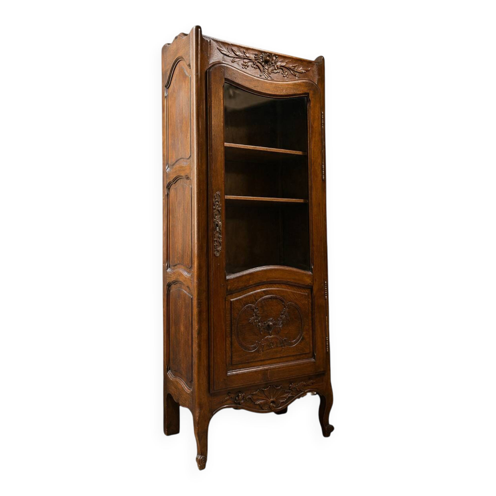 Vitrine en noyer sculpté – style Louis XV, début XXᵉ