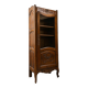 Vitrine en noyer sculpté – style Louis XV, début XXᵉ