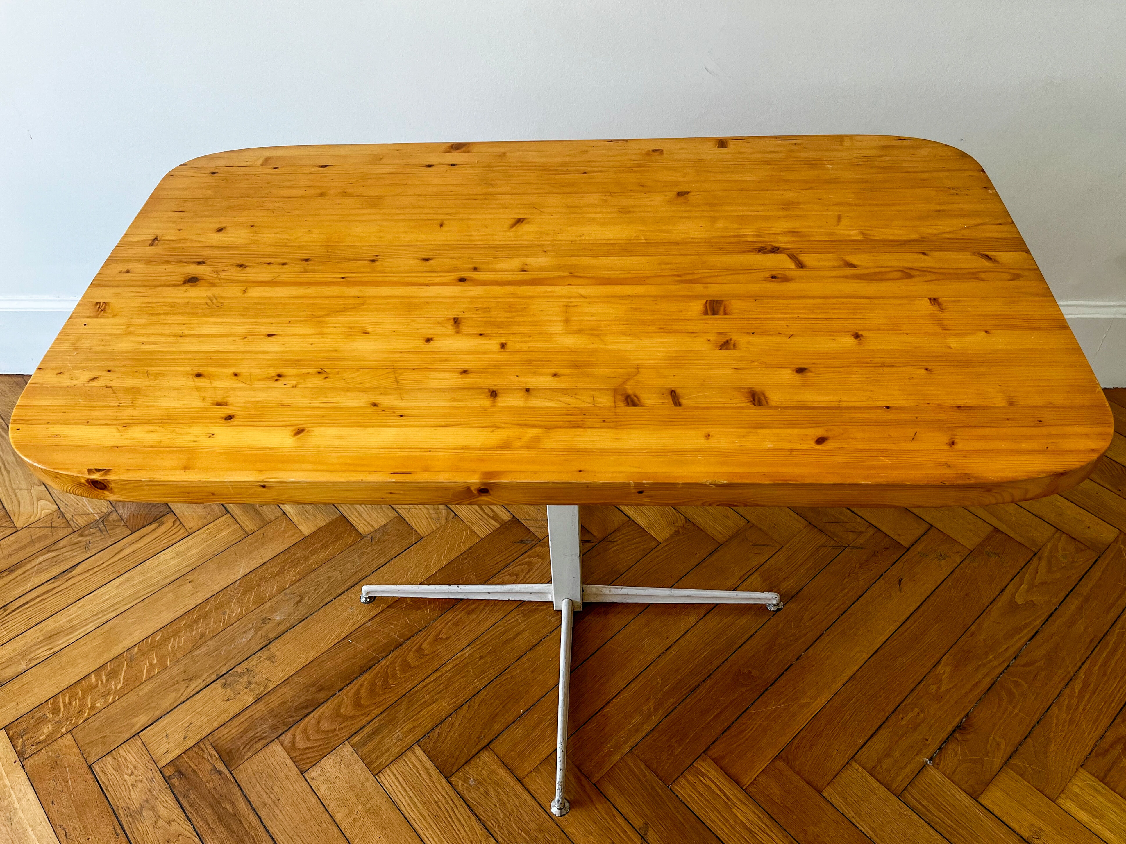 Table et 4 tabourets de Charlotte Perriand, les Arcs, 1960s