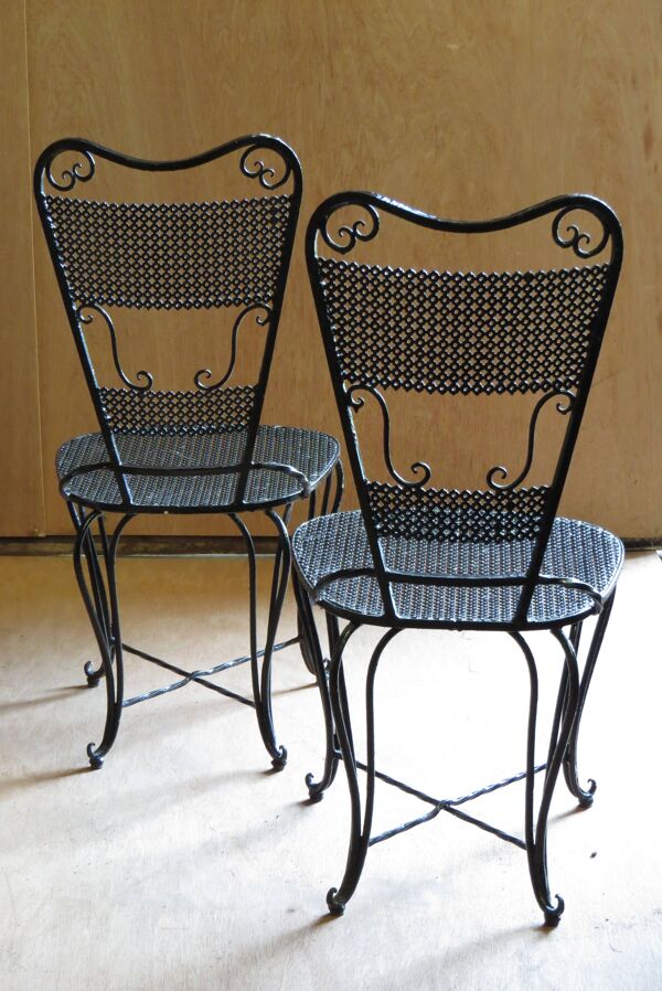 Paire de chaises de jardin en fer forgé laquées noir