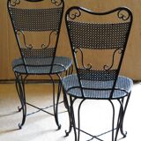 Paire de chaises de jardin en fer forgé laquées noir