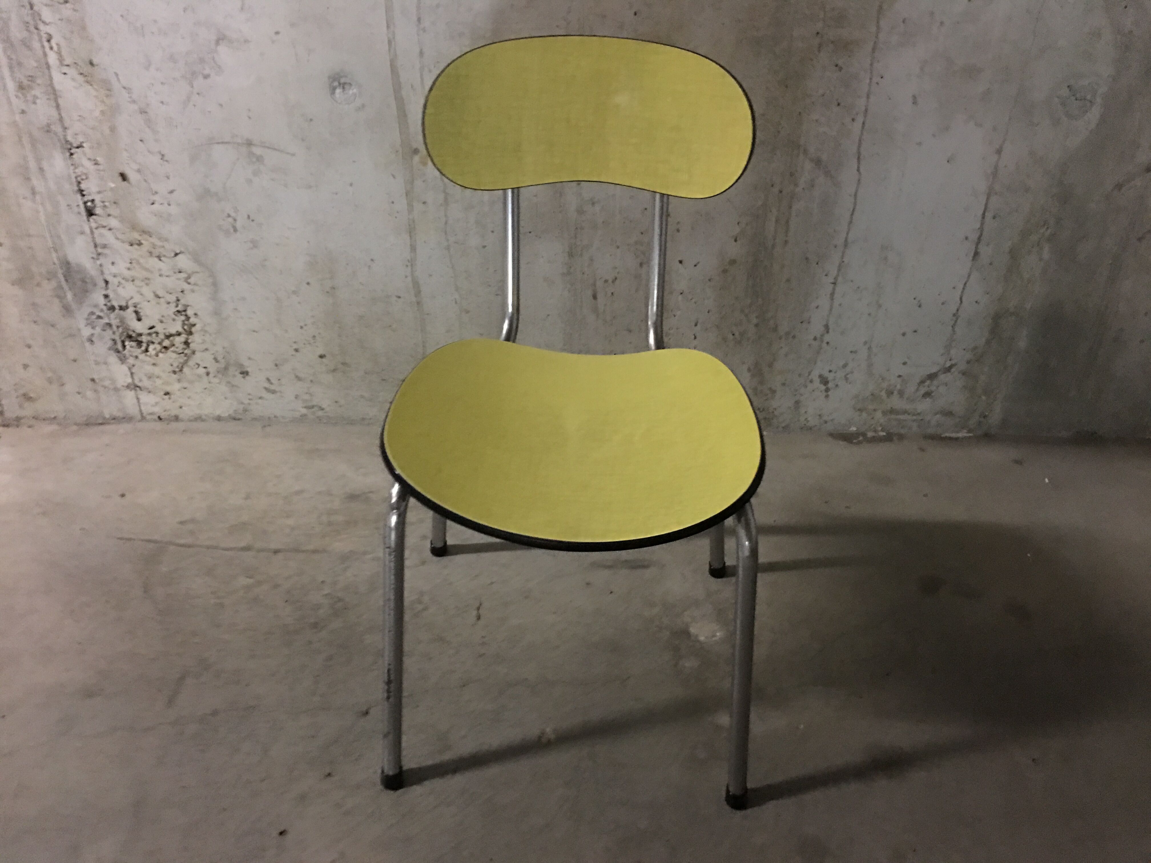 Chaise en formica jaune des années 50