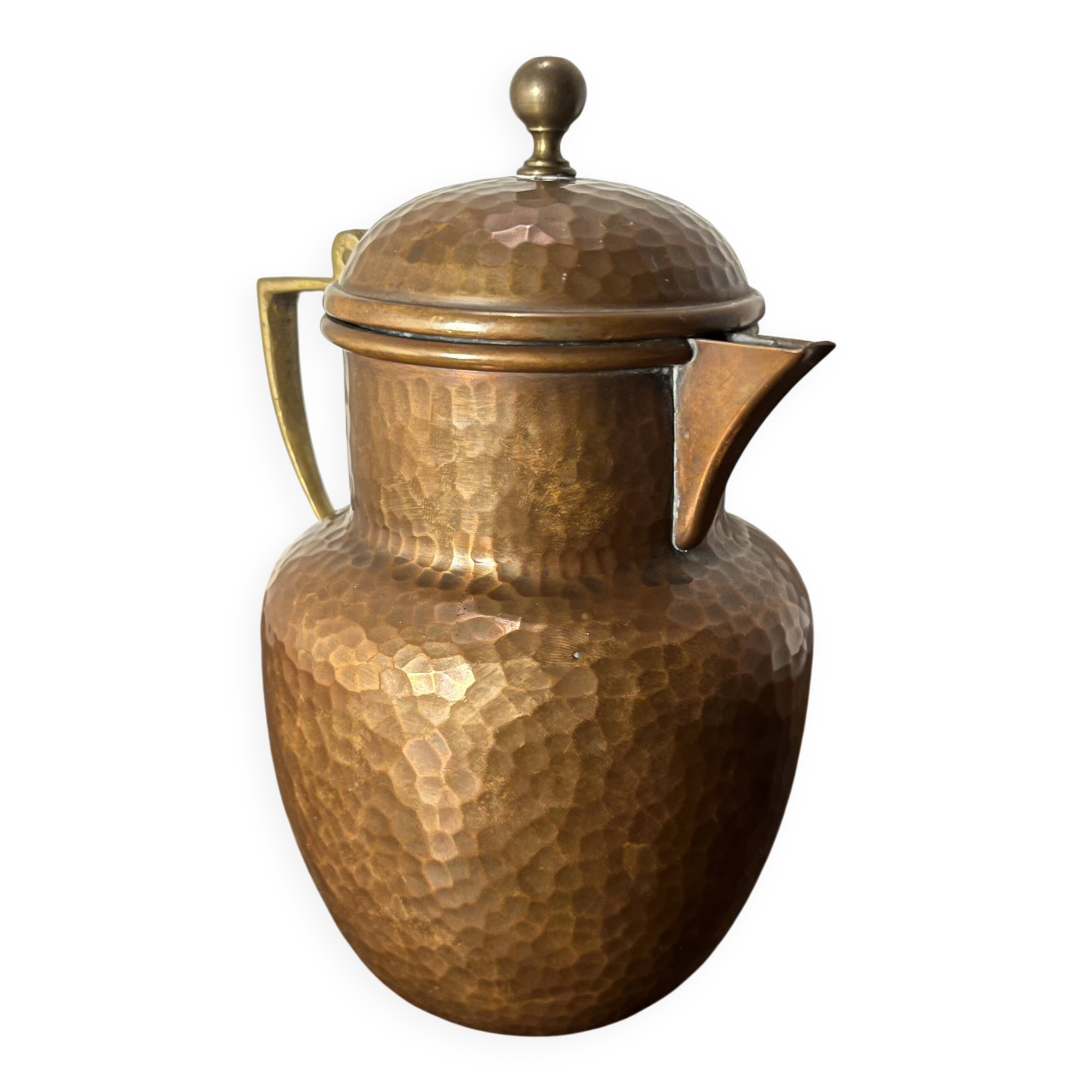 Hammered copper coffee pot signed Aug. Dannhauer, Geneva – 3/4 L