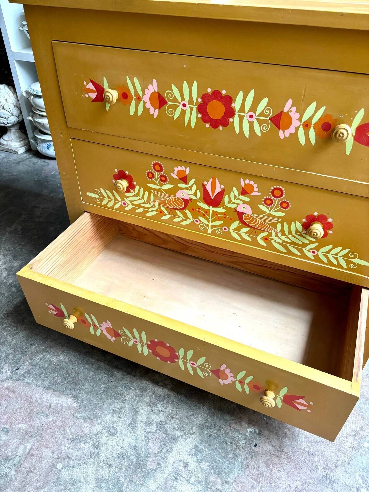Commode 3 tiroirs en bois ocre et décorée à la main