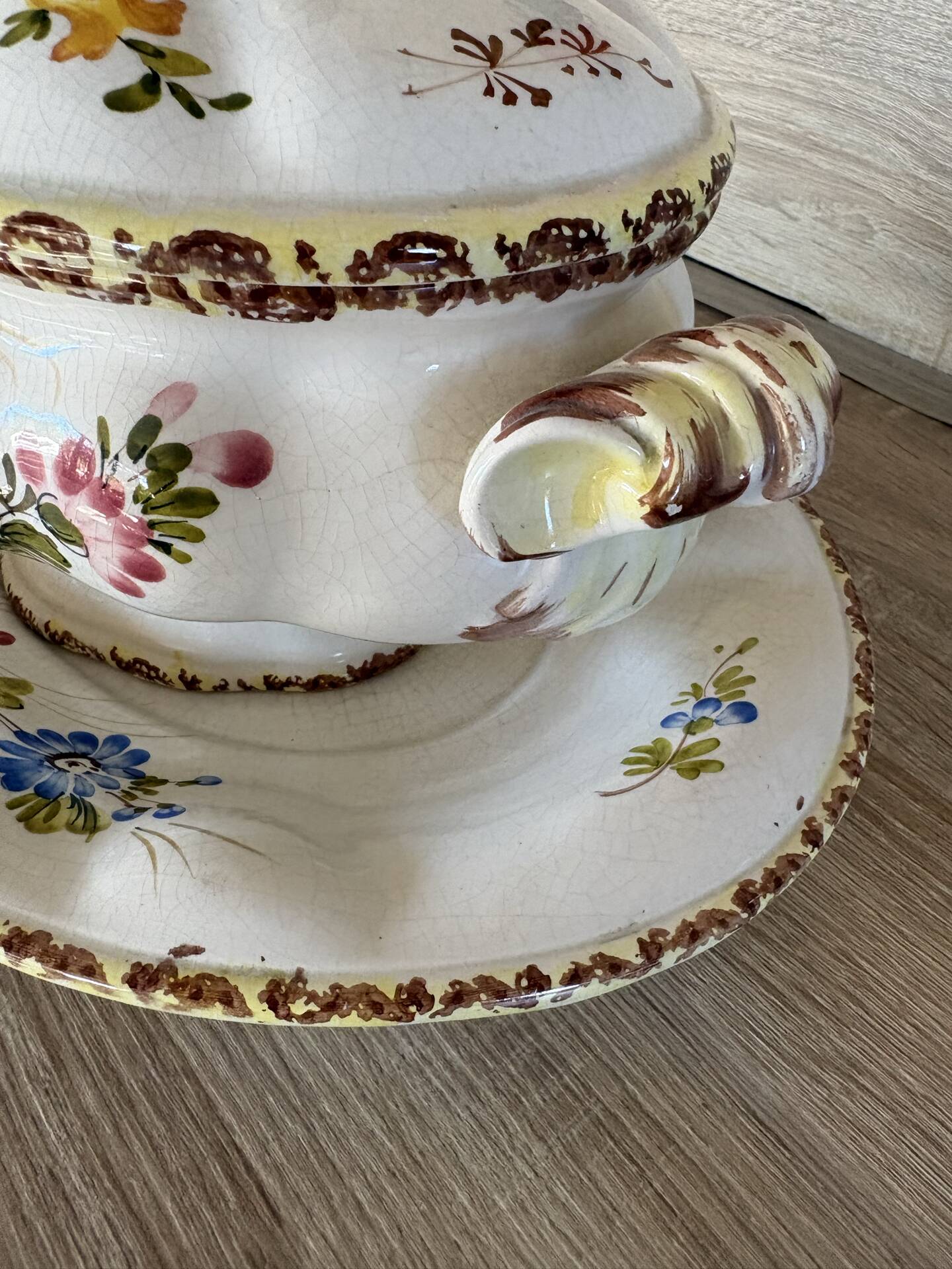Antique soup tureen in Italian majolica, hand-painted + tray