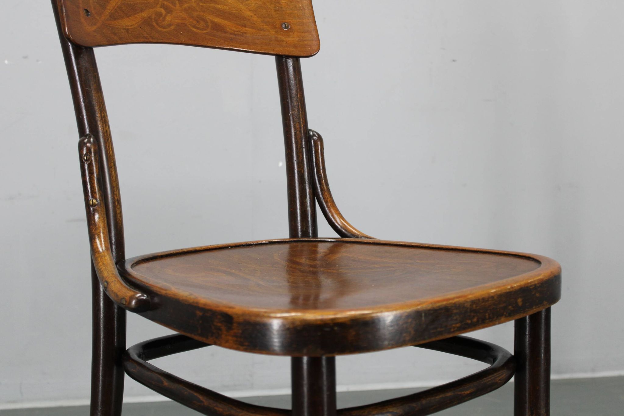 Pair of Thonet Art Nouveau bentwood chairs, Czechoslovakia, 1920s