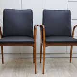 Suite de 2 fauteuils en cuir noir et bois