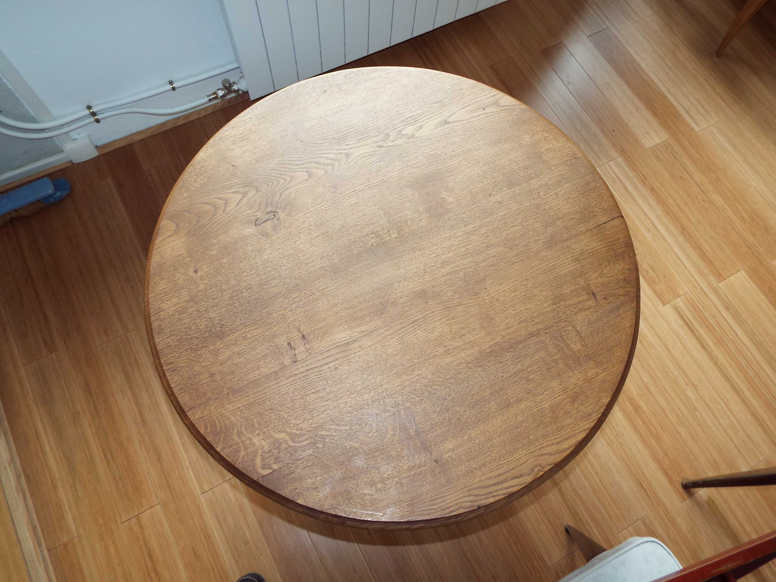 Folding round table winemaker