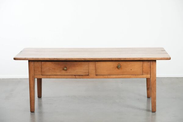 Fantastique table basse antique française en bois fruitier avec deux tiroirs.