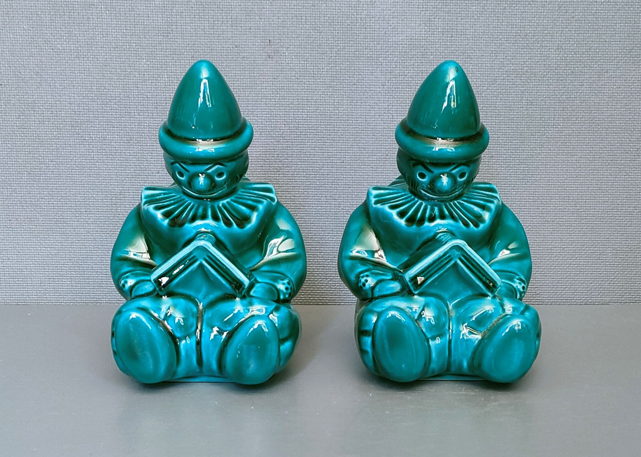Pair of Art-Deco BookEnd Clowns drowsy in front of a book - glazed ceramics - 1930/1940