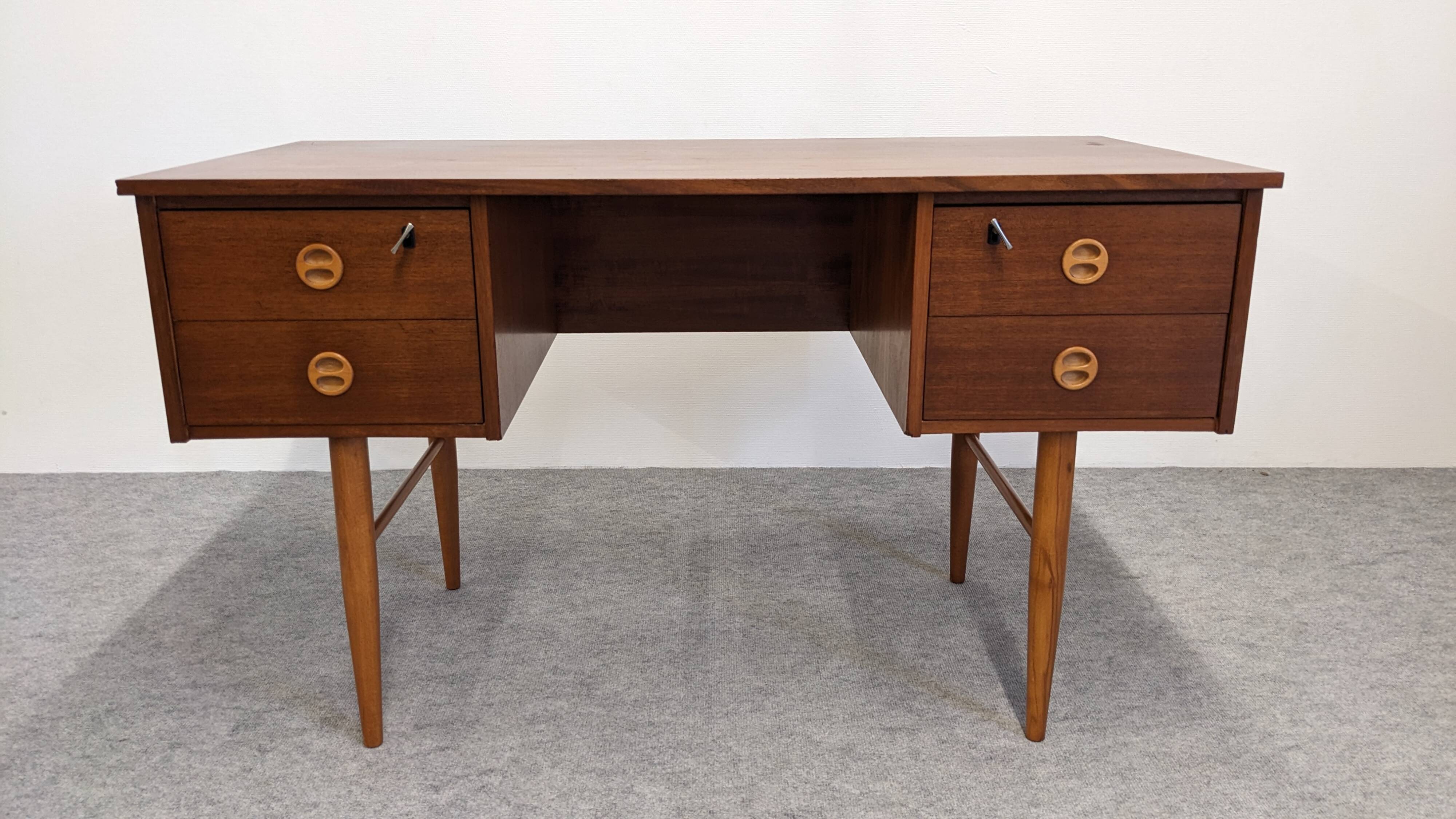 Desk and its removable shelf in Scandinavian style made of teak, RDA around 1960.