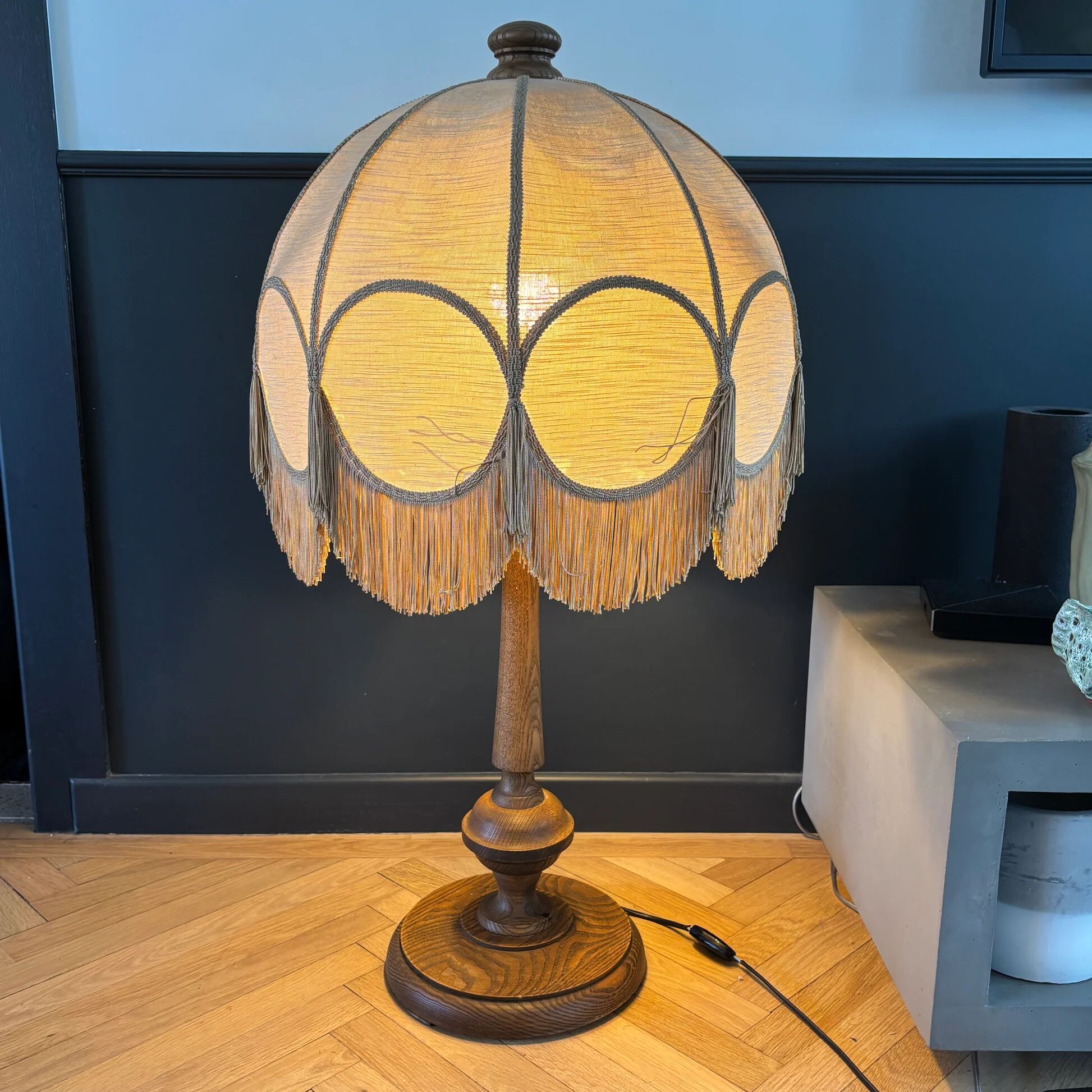 Grande lampe de salon pied bois et abat-jour à franges - Ref 1371