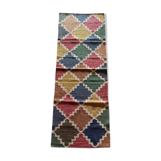 Tapis kilim en toile de jute et coton. 60cm x 190cm