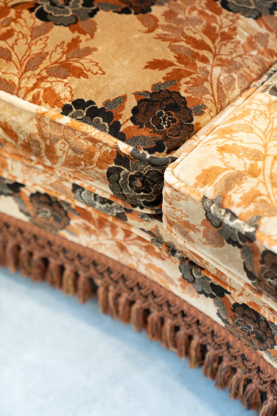 Living room composed of a 3-seater sofa and 2 armchairs, baroque style from the 1970s.