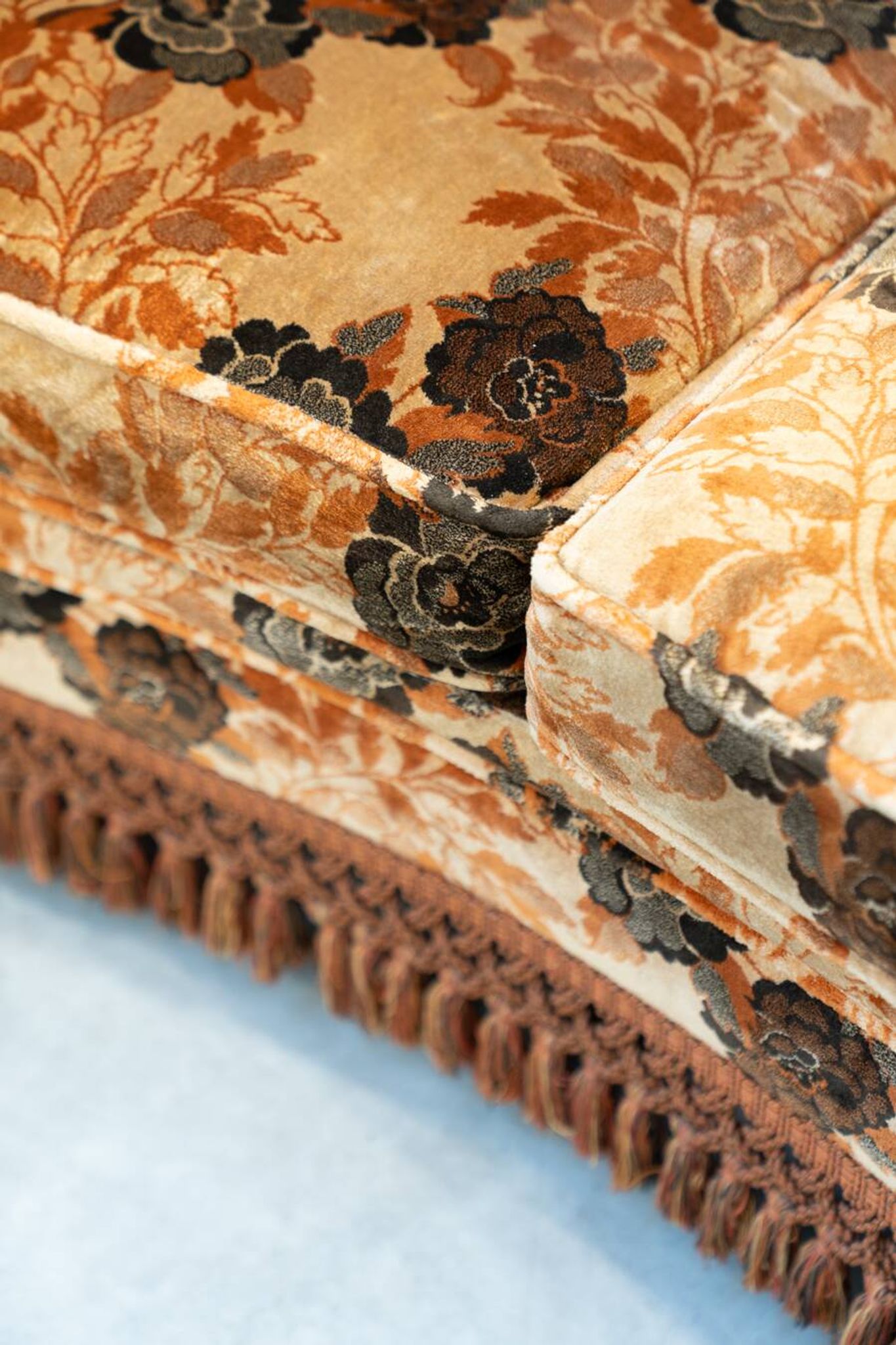 Living room composed of a 3-seater sofa and 2 armchairs, baroque style from the 1970s.