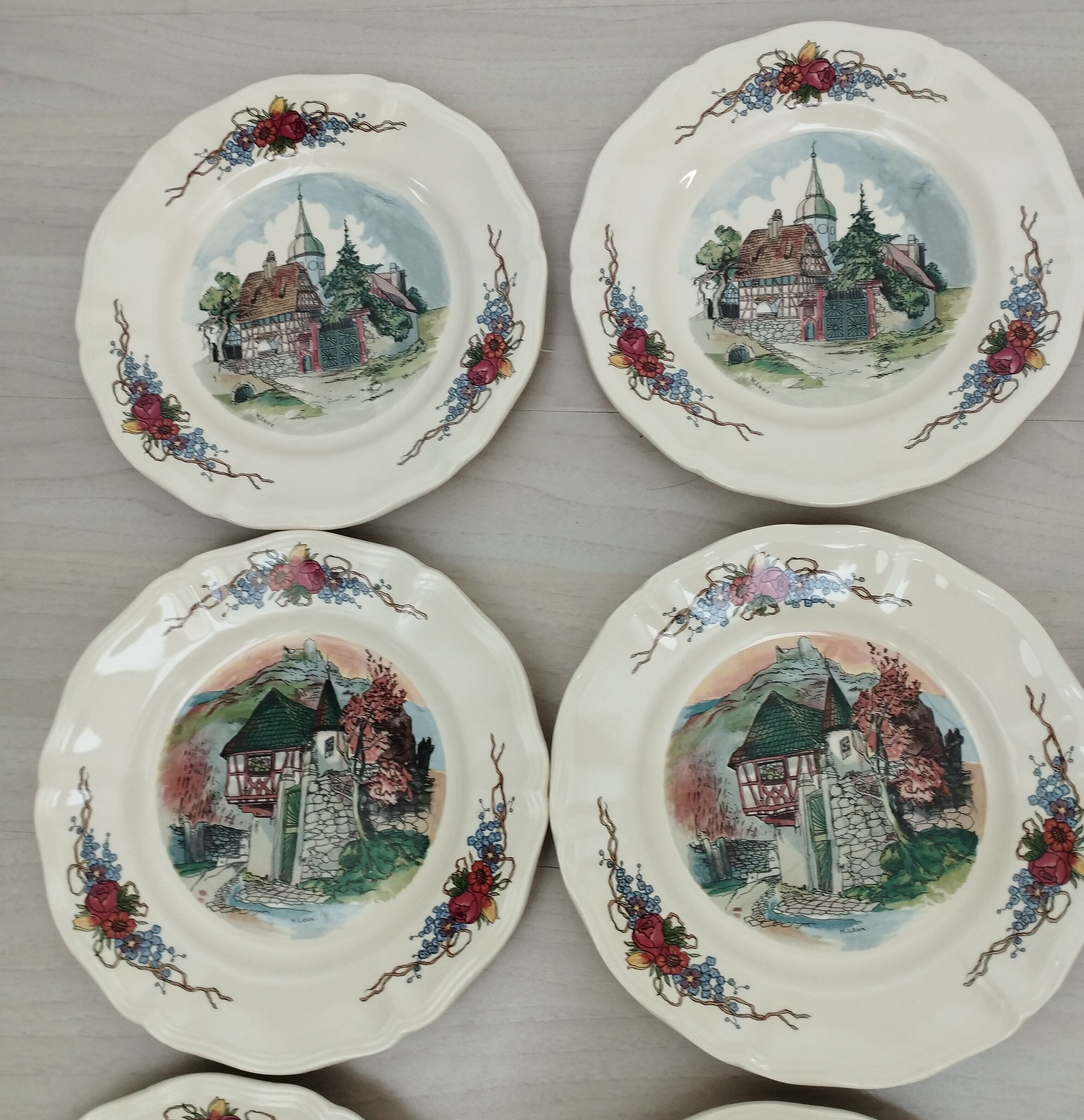 12 plates of the Obernai earthenware décor service signed Henri Loux