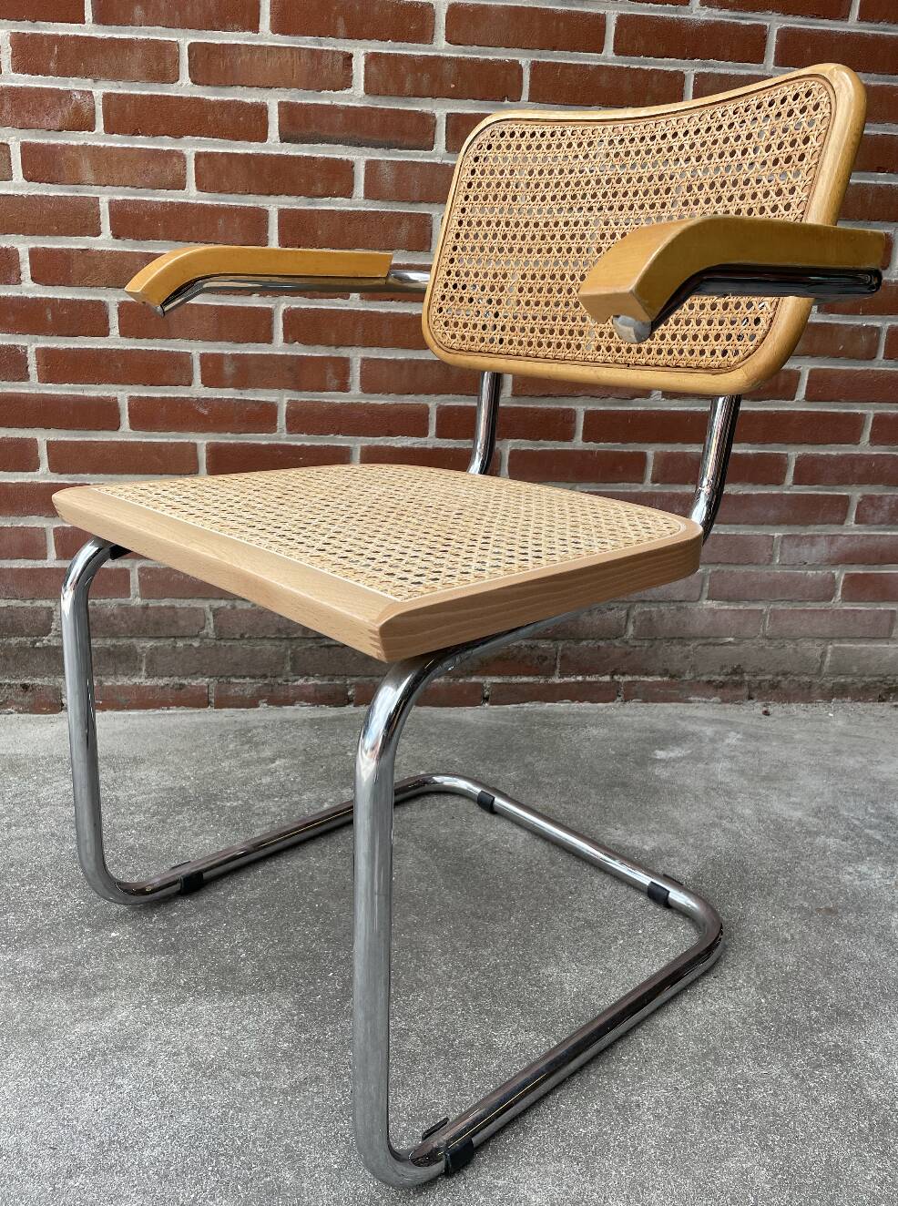 Cesca chair B64 with armrests by Marcel Breuer Design