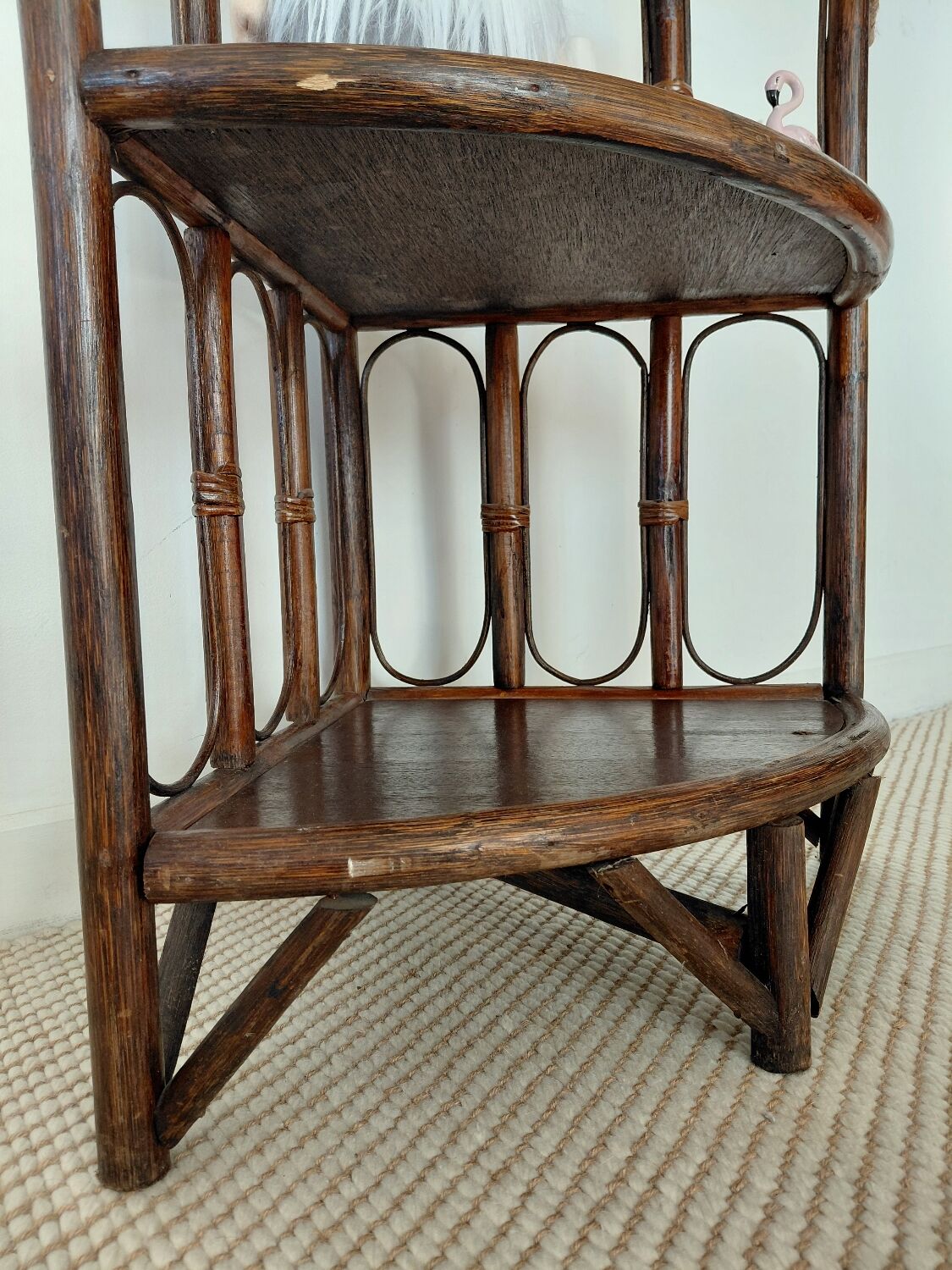 Corner shelf in rattan