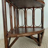 Corner shelf in rattan