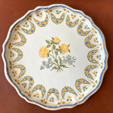 Plat rond ancien en faience de Lyon à décor de roses jaunes