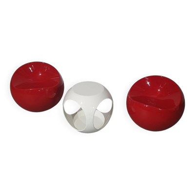 Chaises boule Dupont Finn Stone / Table d'appoint « Colani »