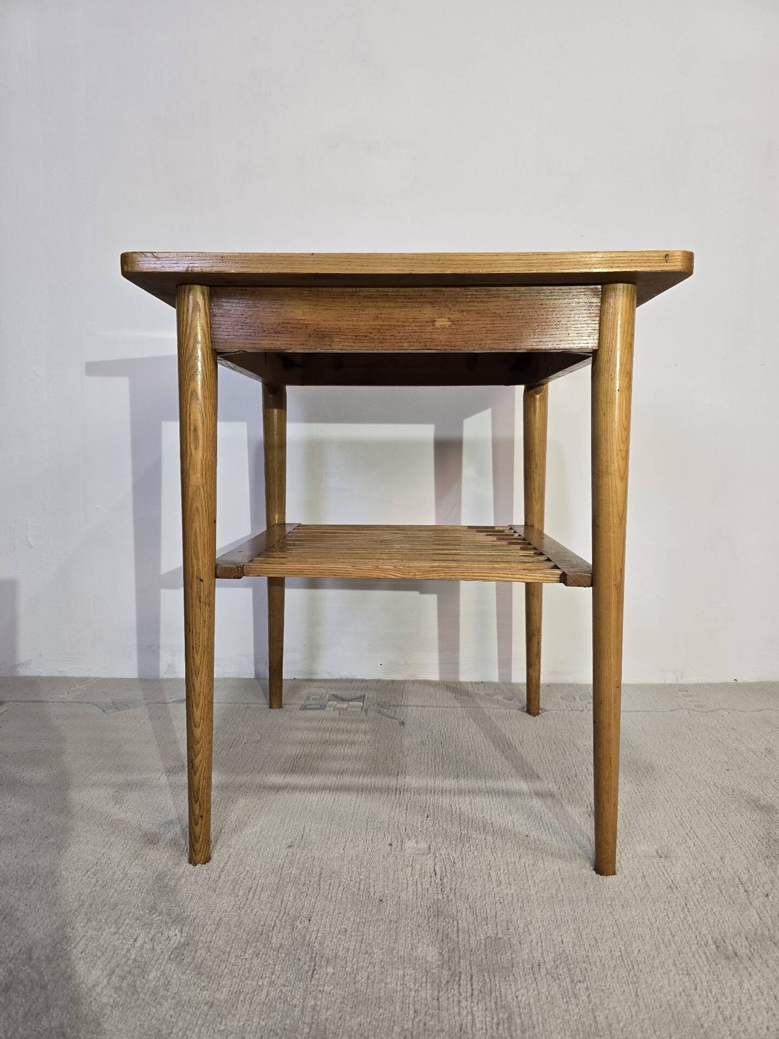 Table basse en bois des années 70 avec étagère à lattes.