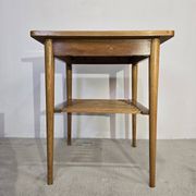 Table basse en bois des années 70 avec étagère à lattes.
