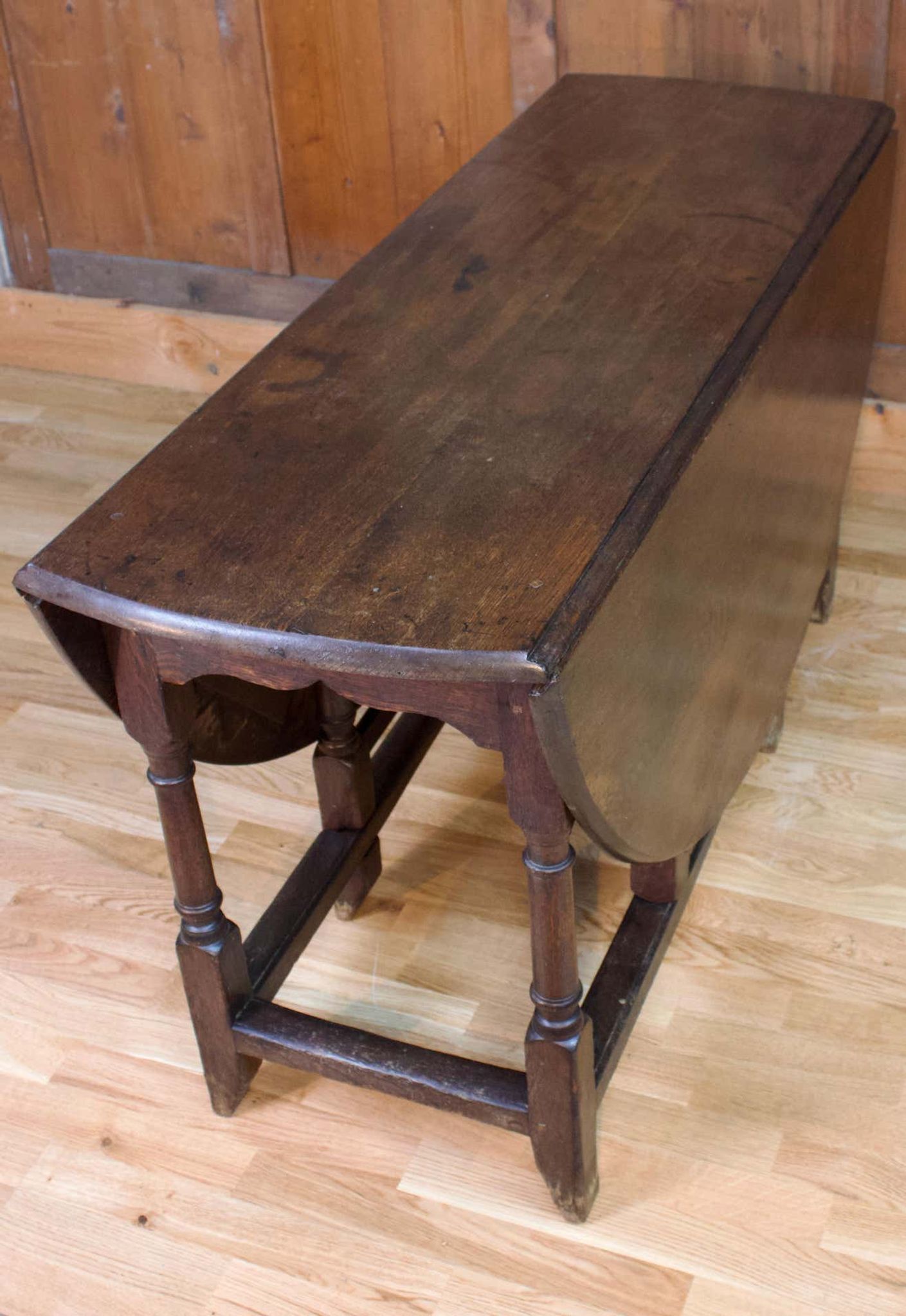 Folding round table in 18th century oak wood