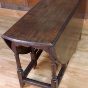 Folding round table in 18th century oak wood