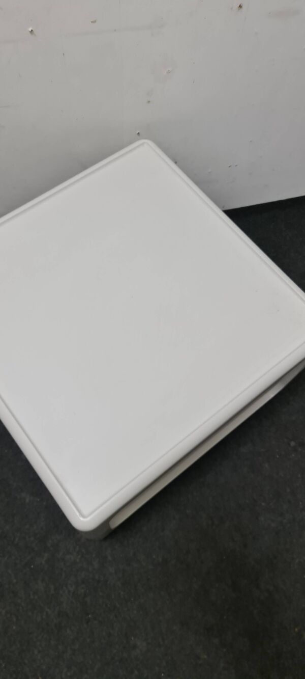 Table d'appoint ou table basse cubique blanche vintage sur roulettes