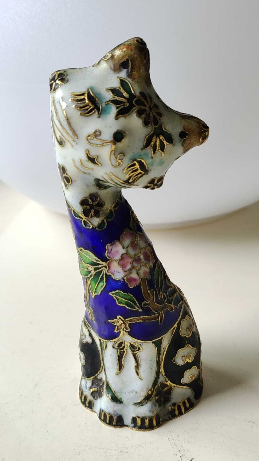 Chinese cat figurine in bronze / brass enamel cloisonné. floral motifs, gold inclusions