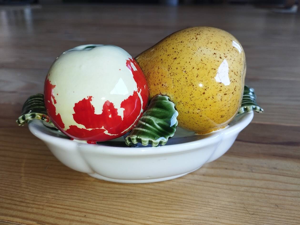 Small vintage fruit bowl in majolica – fruit decoration – 1950s/60s