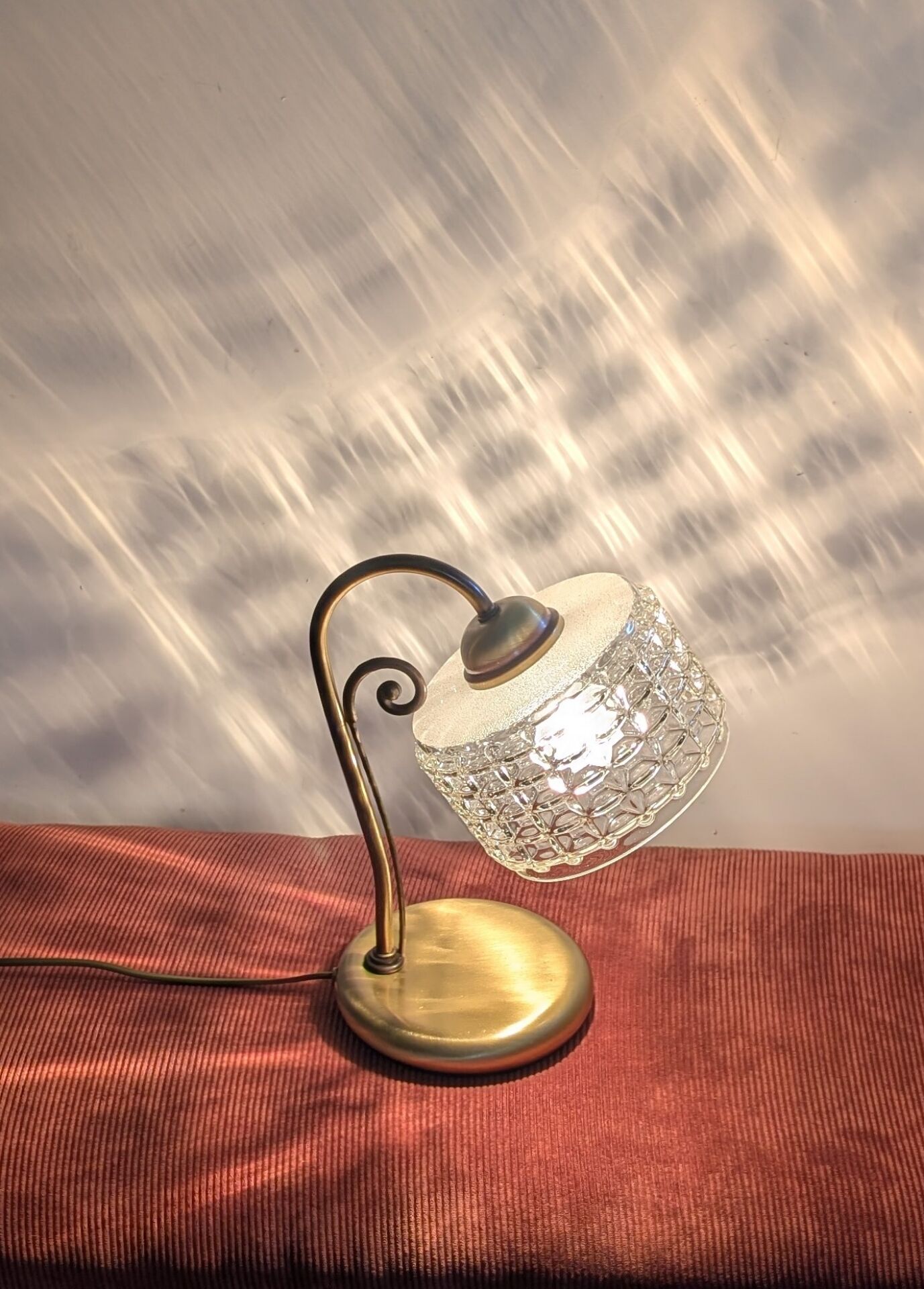 Lampe vintage en laiton et cristal taillé