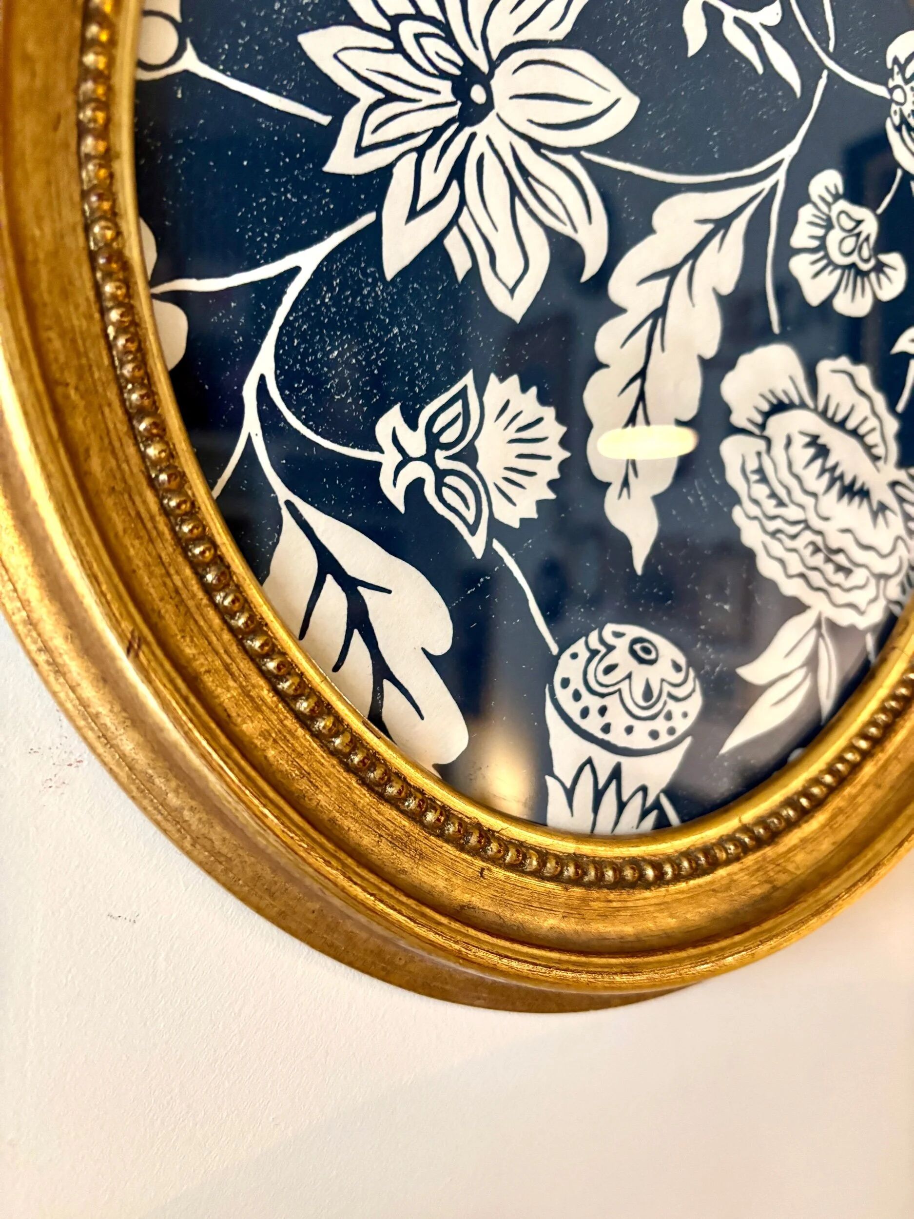 Oval frame in gilded wood with domino paper Antoinette Poisson 30C "Indienne"
