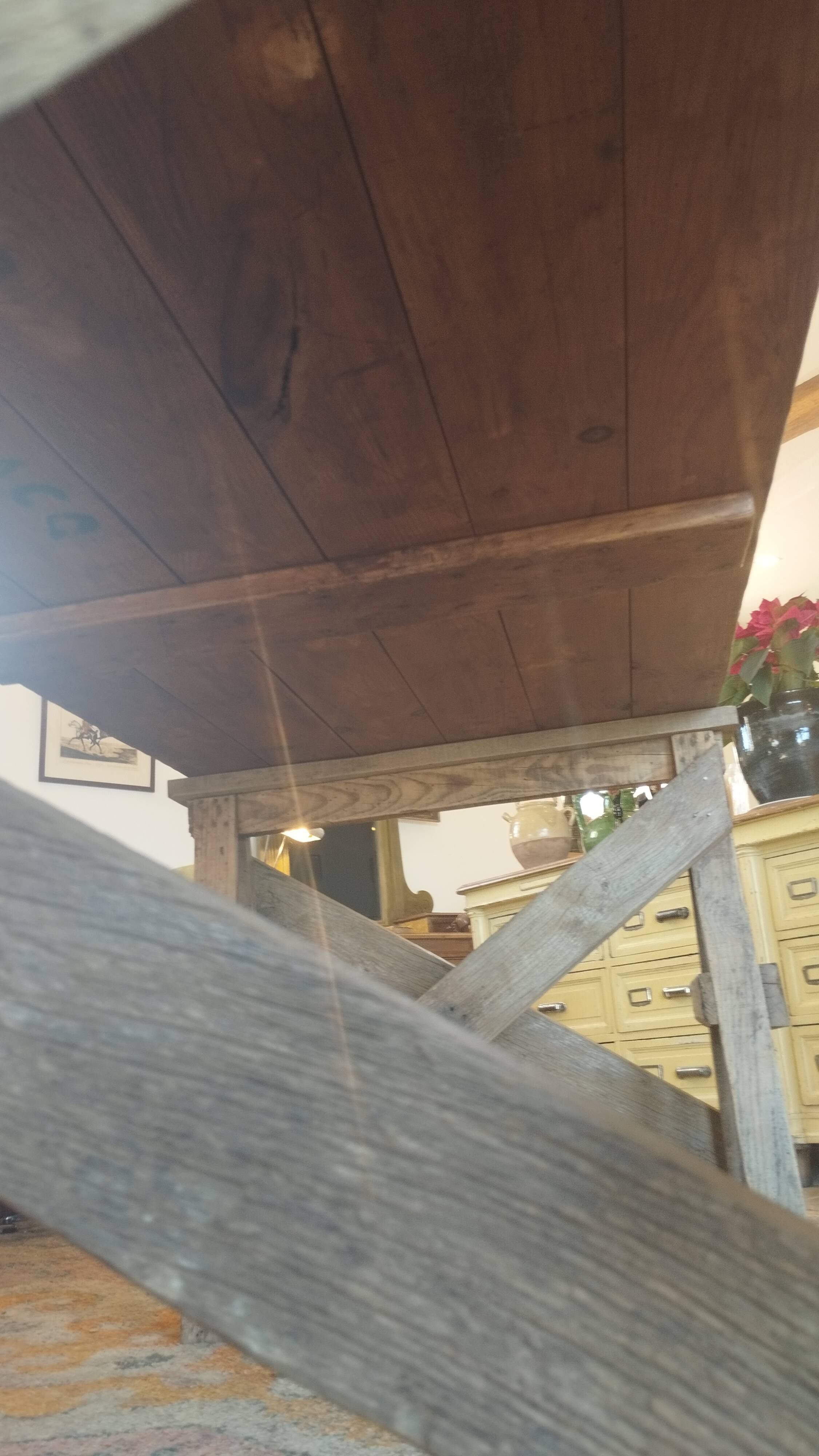 Table de ferme rustique patinée sur de lourds tréteaux