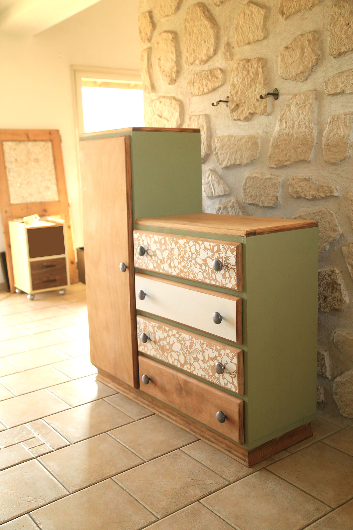 Asymmetrical cabinet