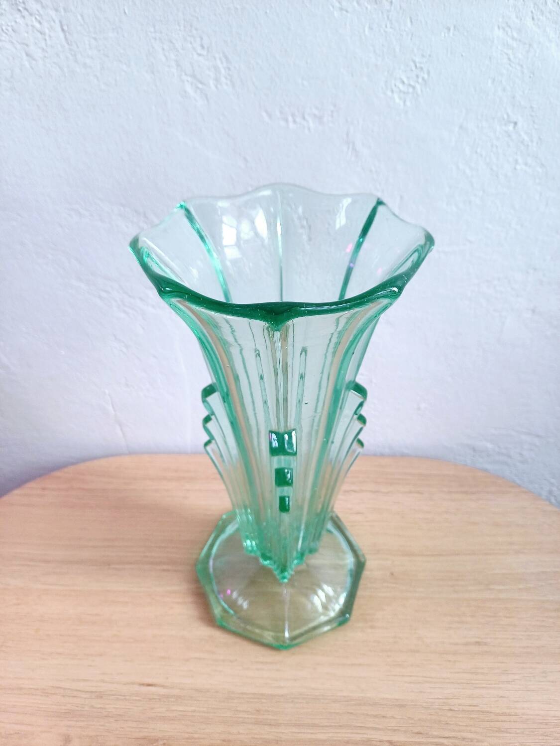 Vase en verre pressé vert style Art déco, vers 1960