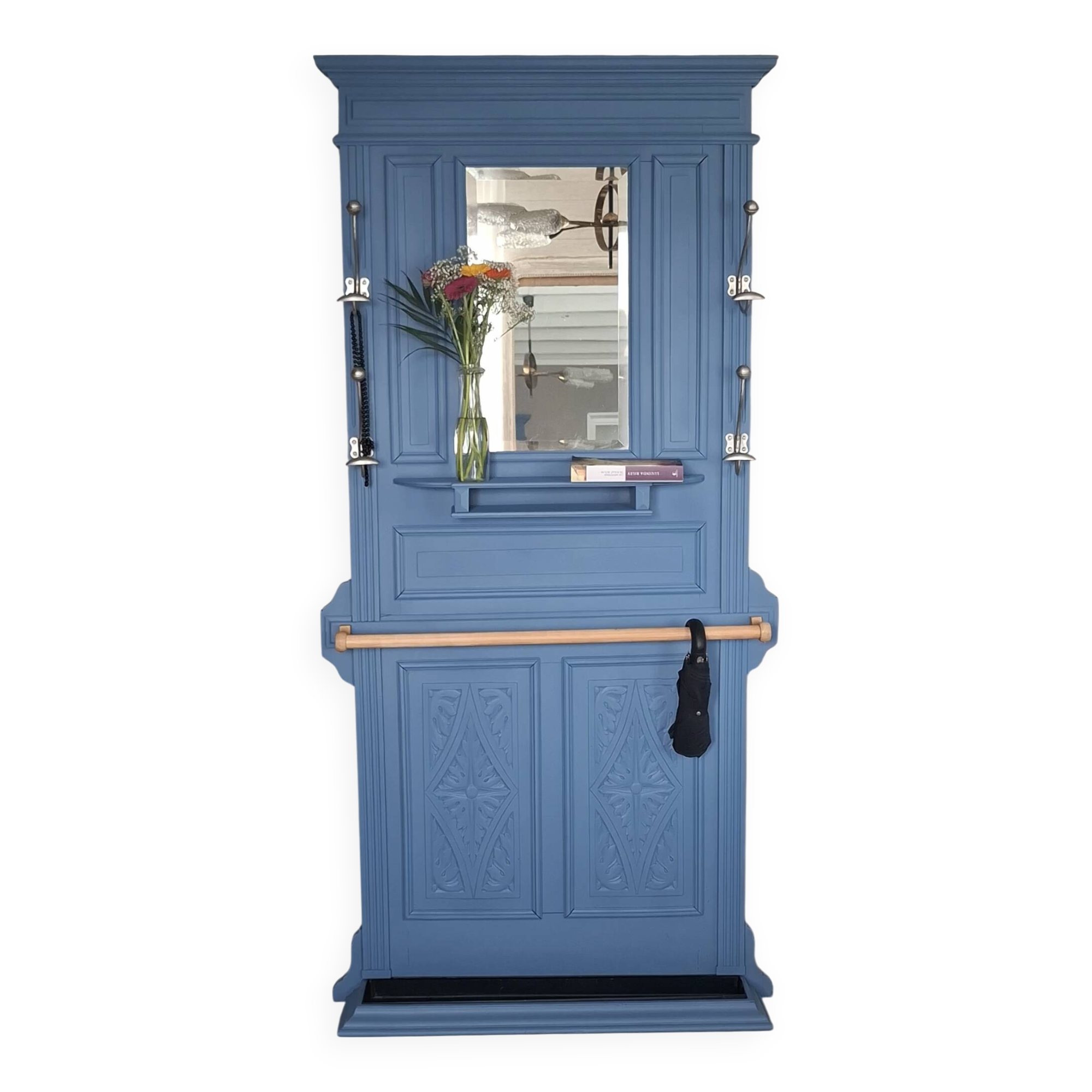 Wall-mounted locker room