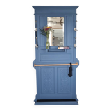 Wall-mounted locker room